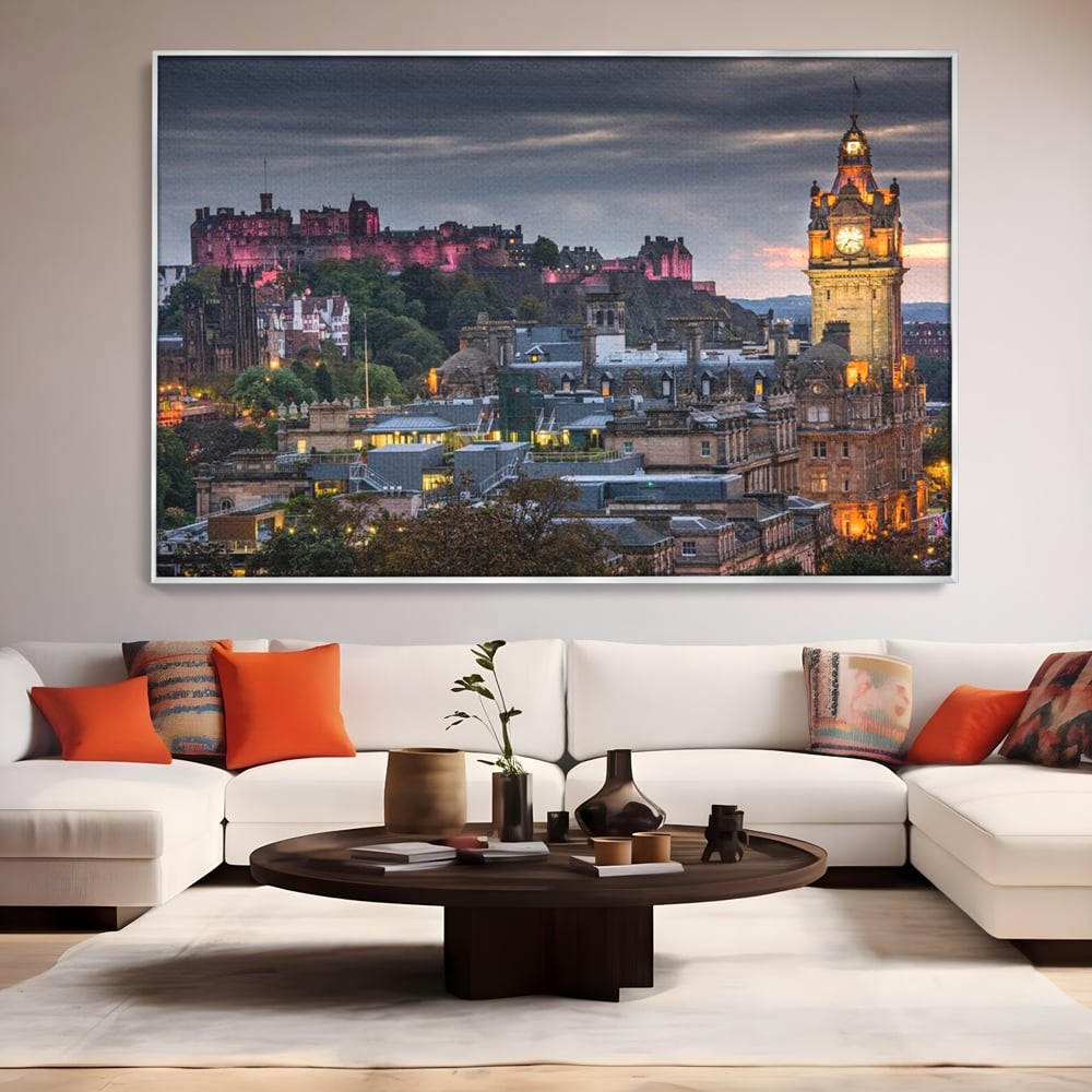 Tablou canvas cu tablou canvas cu peisaj urban din scotia la amurg, in rama de aluminiu argintiu, pe perete intr-un living